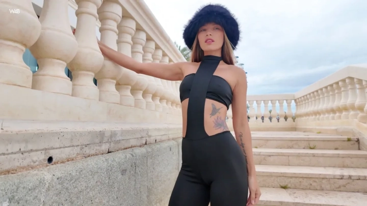 Irene Rouse – Stunning Backstage Model Look & Outdoor Shoot