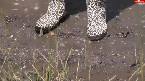 Dirty Lena Solo Outdoor Dildofick in Mud