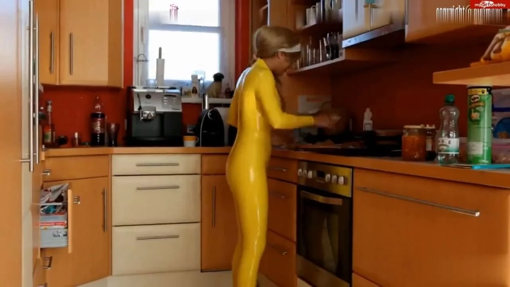 bigimaus – LATEXLADY beim Kuchen backen