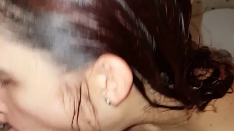 lilia-sweet – So ein Pisser: Blowjob in der Badewanne