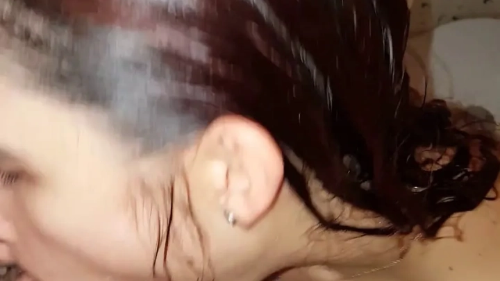 lilia-sweet – So ein Pisser: Blowjob in der Badewanne