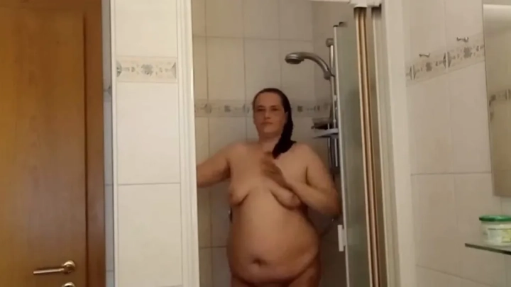 Eva Pur – Feucht und Ungezogen – Reife BBW Amateur unter der Dusche