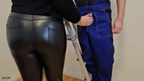 Ruby X Nick – Mitbewohnerin wichst während er auf Leiter arbeitet