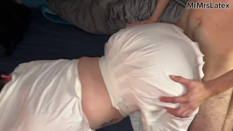 MrMrsLatex – Dicke feuchte Lippen im Faltenrock Doggy gefickt