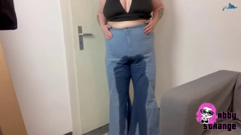 Abby-Strange – Pissen in meine Blue Jeans