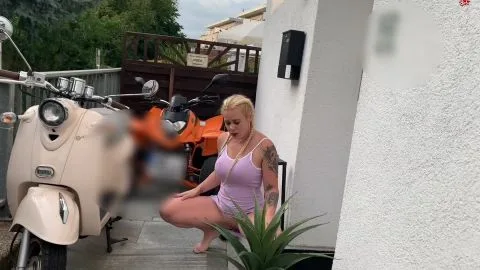 devil sophie Oeffentlich vor die Haustuer gepisst Beim Muellwegbringen den Schluessel vergessen