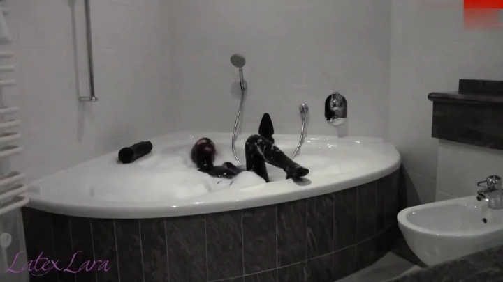 LaraLatex – Lara Nimmt Ein Bad Part 1