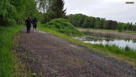 Ein Besonderer Spaziergang: Femdom-Team German Mannertag Mal Anders