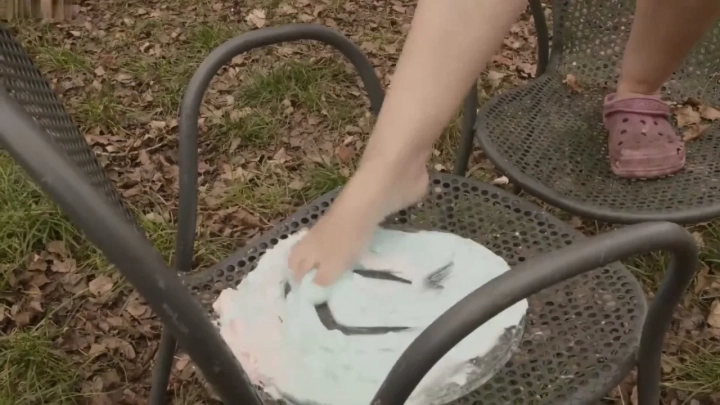 Nova-Nilla – Sahne wegpissen | Outdoor Art Performance Clip
