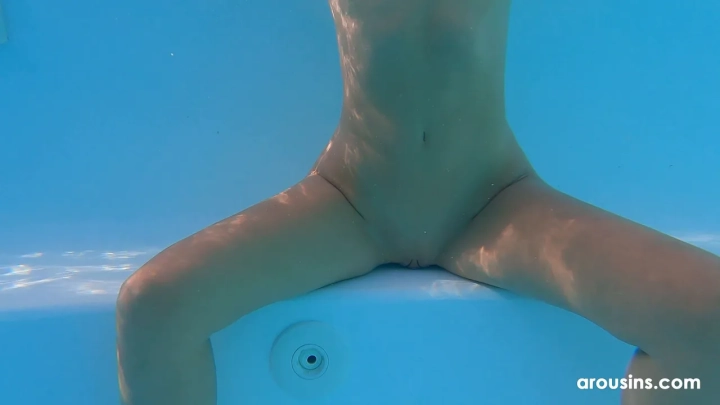 Dee Vine: Heiße Pool-Action unter Wasser | Blonde Schönheit