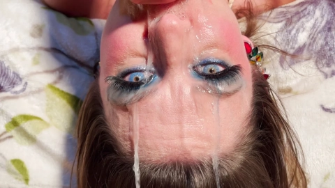 Rebecca de Winter Gets Messy With Toys on Anniversary